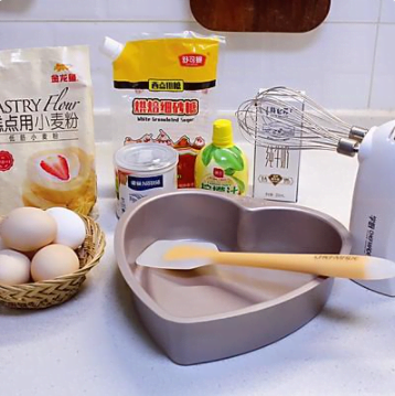 桃心草莓蛋糕，滿滿的草莓香氣，漂亮又美味